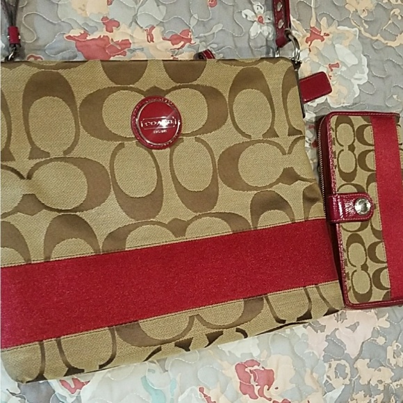 Coach Large Crossbody with Matching Wallet - Picture 2 of 8